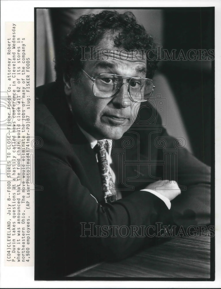 1987 Press Photo Fisher Foods Co. attorney Robert Duvin takes questions - Historic Images