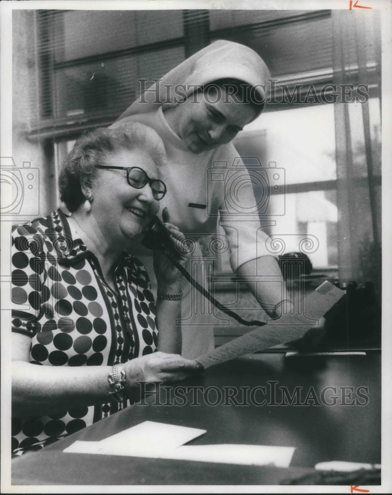 1973 Press Photo Hazel Mak Volunteer &amp; Sister Edmund of Holy Family Cancer Home- Historic Images