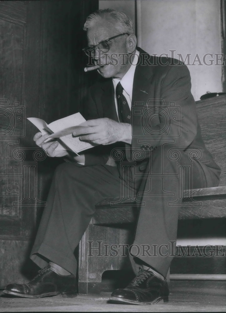 1954 Press Photo Defense Chief William J. Corrigan, reads a letter at recess- Historic Images