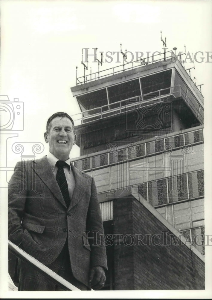 1980 Press Photo Jack Doyle Jr in front of is office building, before interview - Historic Images