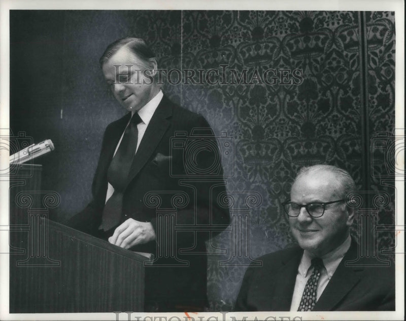 Load image into Gallery viewer, 1972 Press Photo homas Vail publisher and editor of The Plain Dealer, retirement
