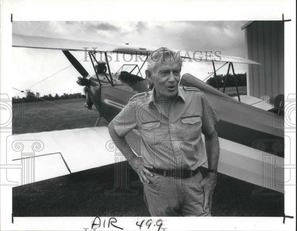 1989 Press Photo Acrobatic stuntman Everett Dyer w/ his 60 yr old Fleet aircraft- Historic Images