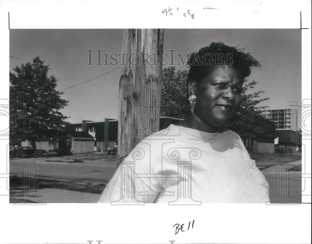 1991 Press Photo Tenant leader Jackie Davis at the corner of W 123rd Street- Historic Images