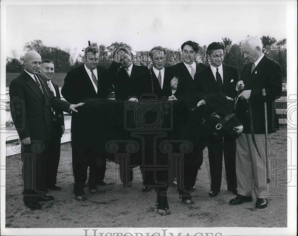 1955 Press Photo Russian Jornalist with Cyrus Eaton at Arcadia Farms in Hatfield- Historic Images