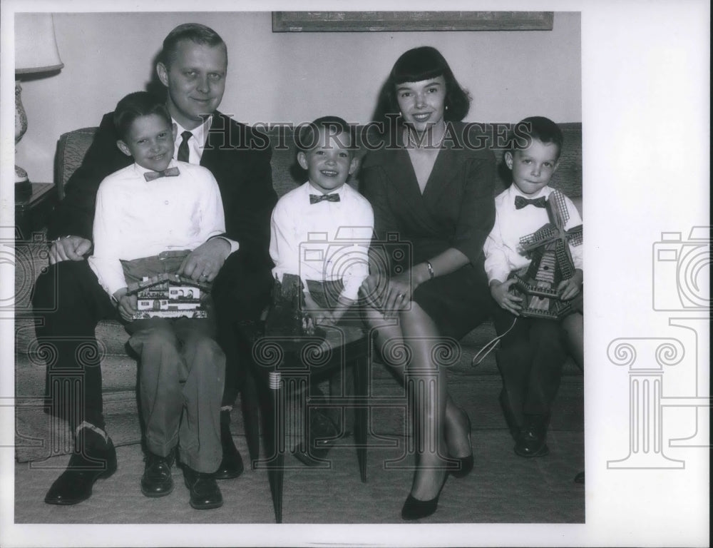 1961 Press Photo Sam Earnest and family- Historic Images