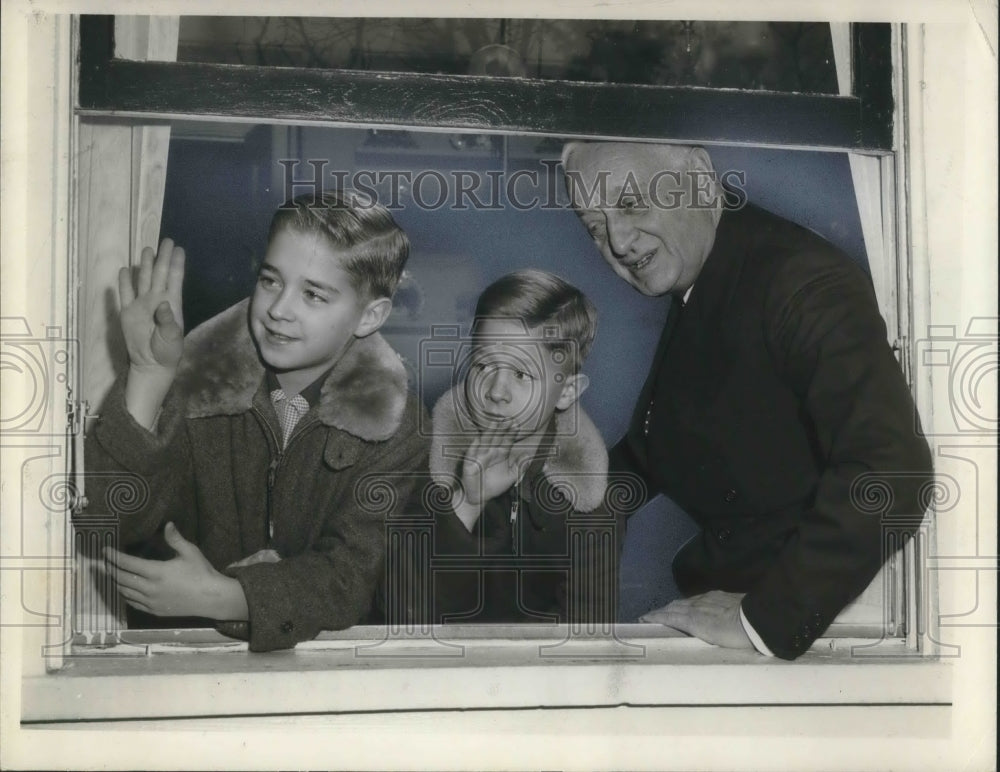 1956 Press Photo Cyrus Easton with his grandchildren, looking out their window- Historic Images