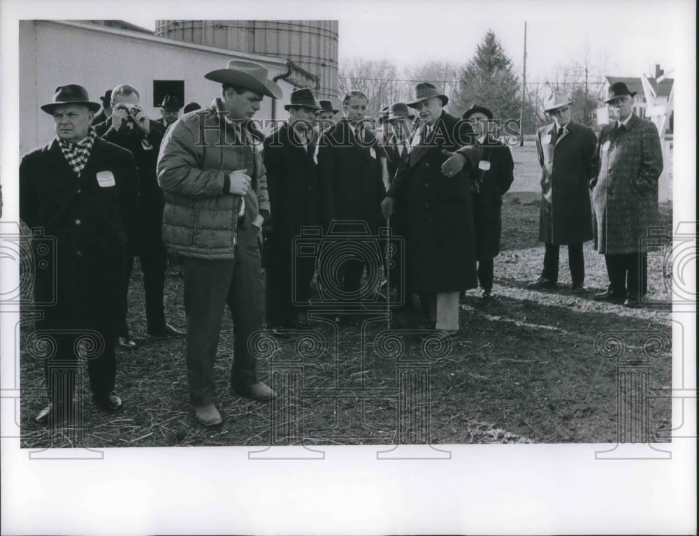 1966 Press Photo Cyrus Eaton & Russians visitors at his Acadia Cattle Farm- Historic Images