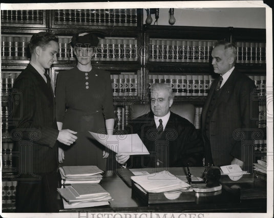 1967 Press Photo William Smith Burton receive certificate to practice law in Oh- Historic Images