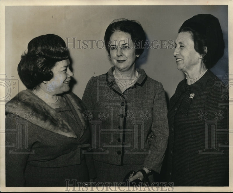 Load image into Gallery viewer, 1965 Press Photo Mrs Anthony Celebrezze, Mrs Eugene JM McCarthy &amp; Mrs Fanoaltea
