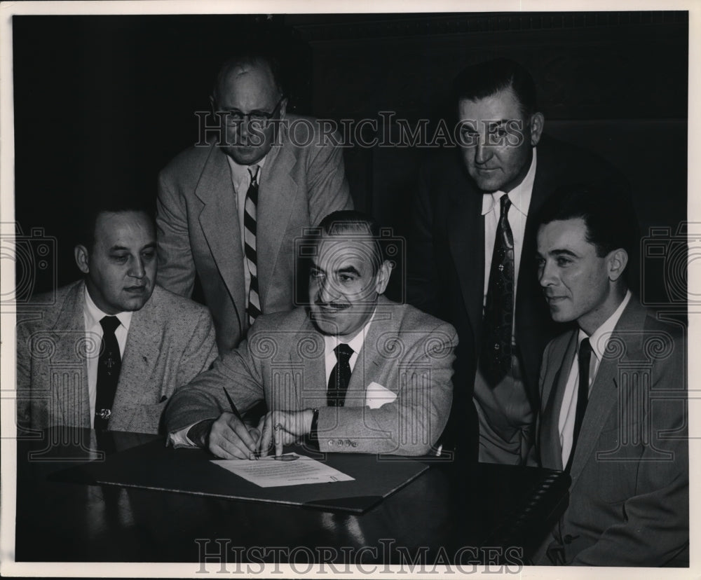 1954 Press Photo Mayor Anthony J. Celebrezze with Phil Perkins, John Peters.- Historic Images