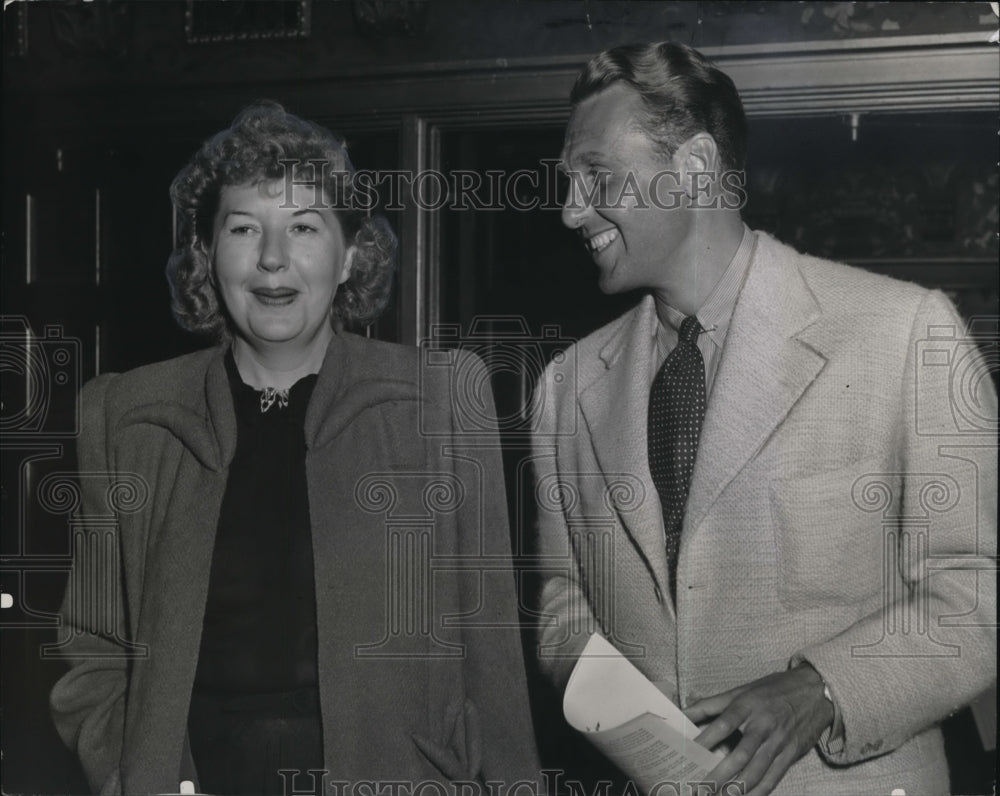 1941 Press Photo Mrs. Ralph Bellamy and Ralph enjoys a hearty chuckle - Historic Images