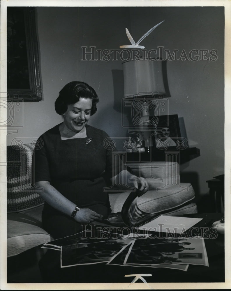 1963 Press Photo Anne Celbrezzo Puts Together Photo Album for Blair House- Historic Images