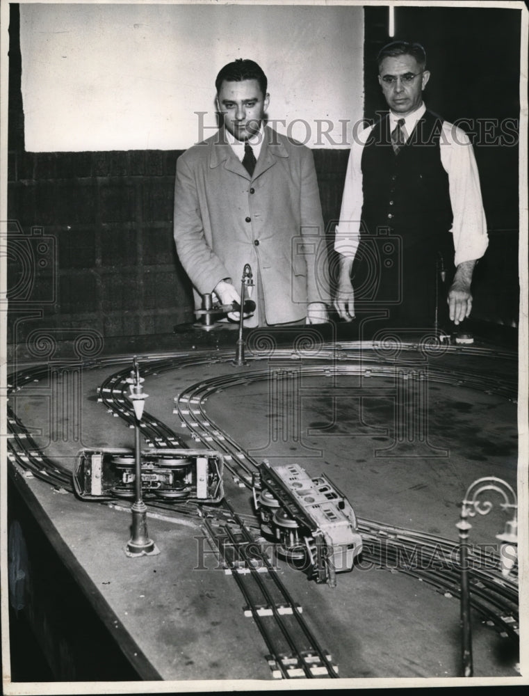 1945 Press Photo Reporter Harry Christiansen and Instructor Clarence K. Nesbit - Historic Images