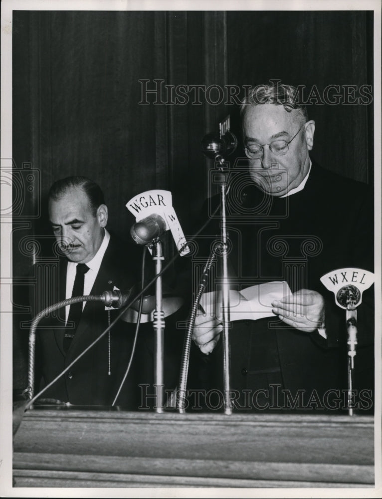 1953 Press Photo Mayor Celebrezze &amp; Fr Wm Thorpe Of St Patricks Swearing In - Historic Images