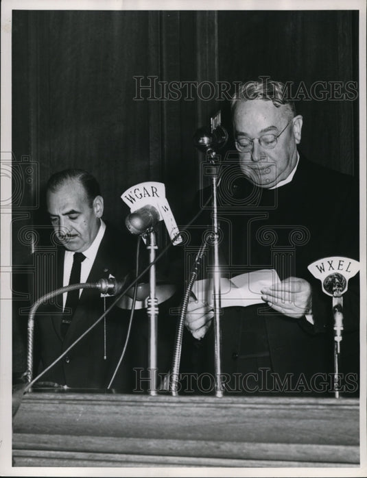 1953 Press Photo Mayor Celebrezze & Fr Wm Thorpe Of St Patricks Swearing In - Historic Images