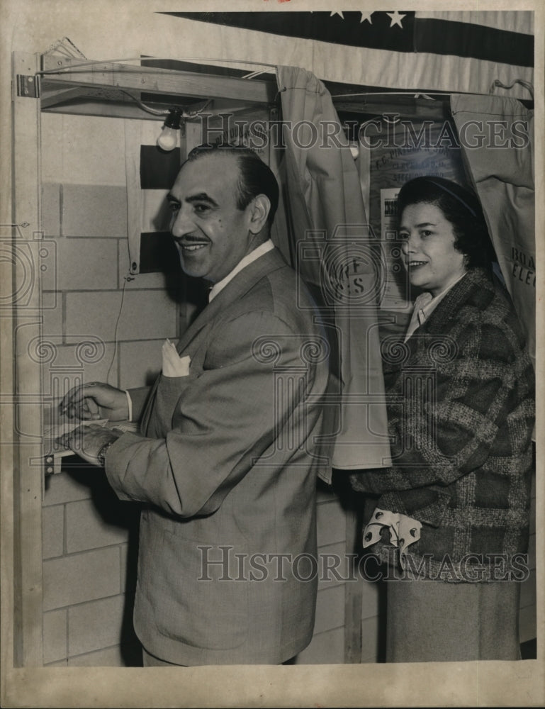 1953 Press Photo Mr & Mrs Anthiny Celebrezze Shown Voting Valleyview School- Historic Images
