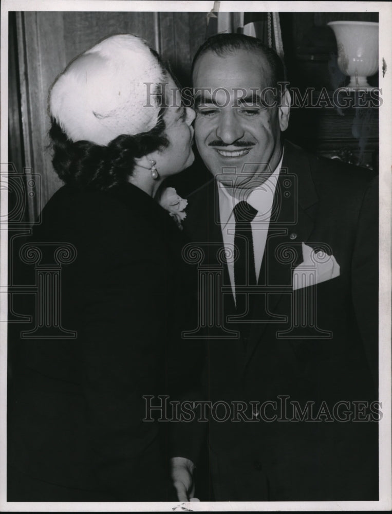 1953 Press Photo Mayor Tony and Mrs Celebrezze gives kiss to newly sworn Mayor- Historic Images