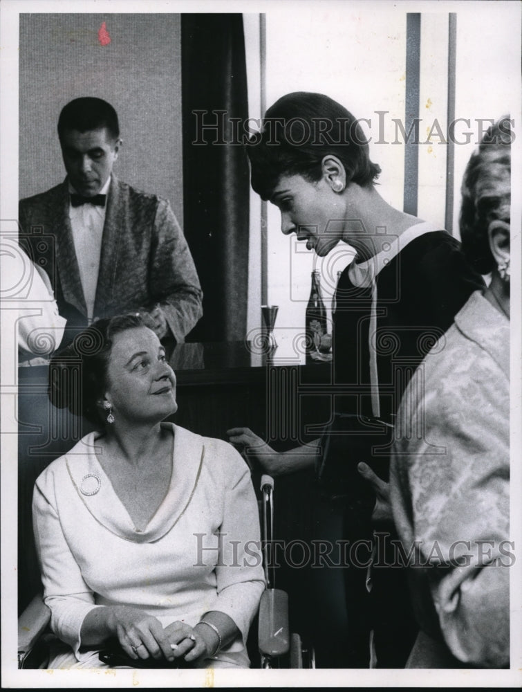 1966 Press Photo Mrs. Cyrus Eayon and Mrs Carl Stikes at Mrs. Vail&#39;s Dinner.- Historic Images