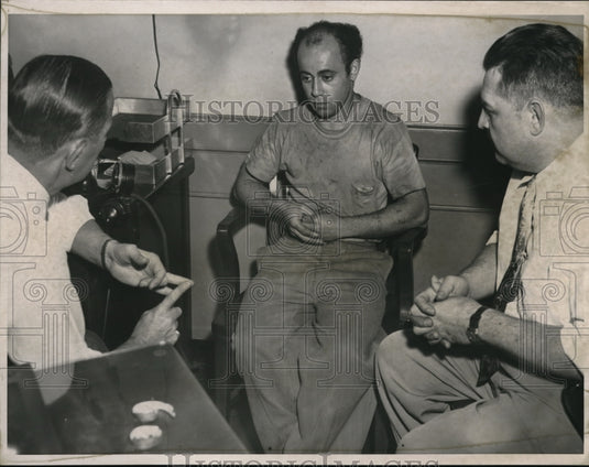 1954 Press Photo Inspector McArthur Clarence Janes & Dep Capt Ernest Hauschild- Historic Images