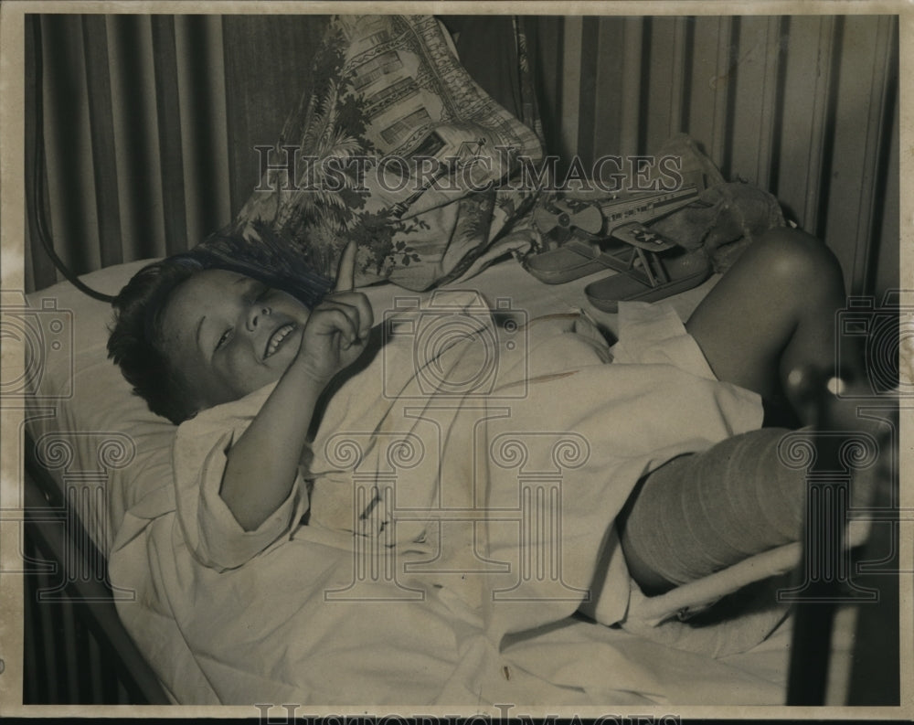 1954 Press Photo Kenny Broyles recovering from his wounds in the hospital- Historic Images