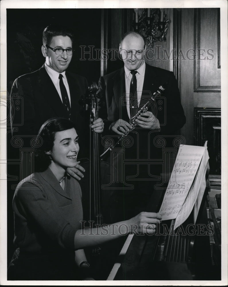 1959 Press Photo Fenn concert series performers, Mrs. Enid Cohen on piano- Historic Images