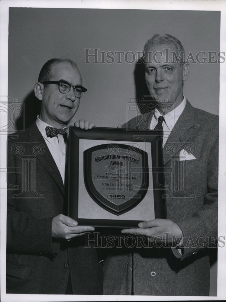 1969 Press Photo Robert Drake awarded Agricultural Writers&#39; by Wright Byran- Historic Images