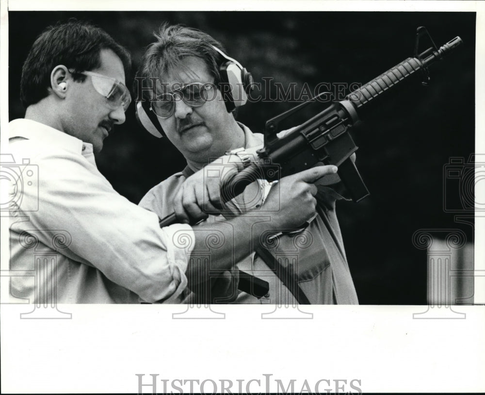 1991 Press Photo Christopher Cross of the Glenwillow P.D is shown how to fire- Historic Images