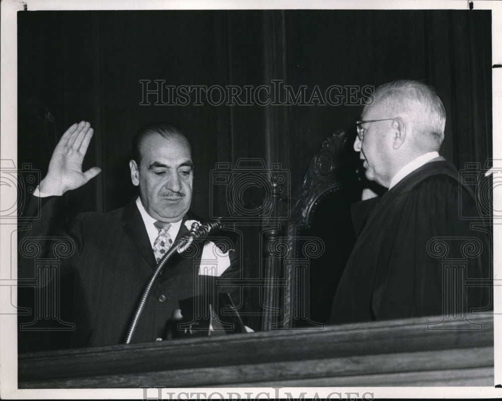 1969 Press Photo Judge Seth Hurd swearing in Mayor Celebrezze- Historic Images