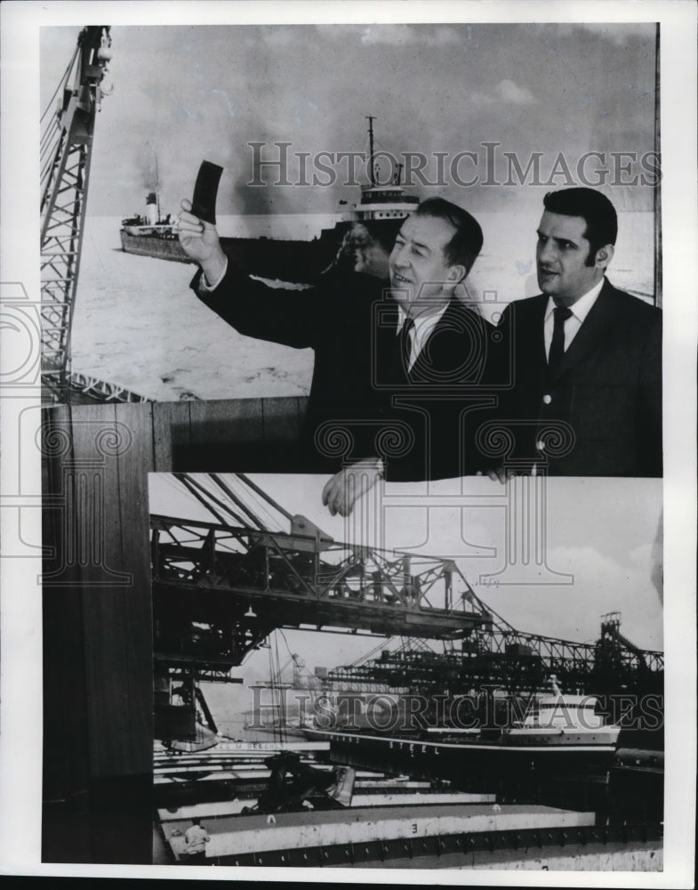 1970 Press Photo Dwight Boyer of PD with Anthony Cannata, Pres of AC Colors- Historic Images