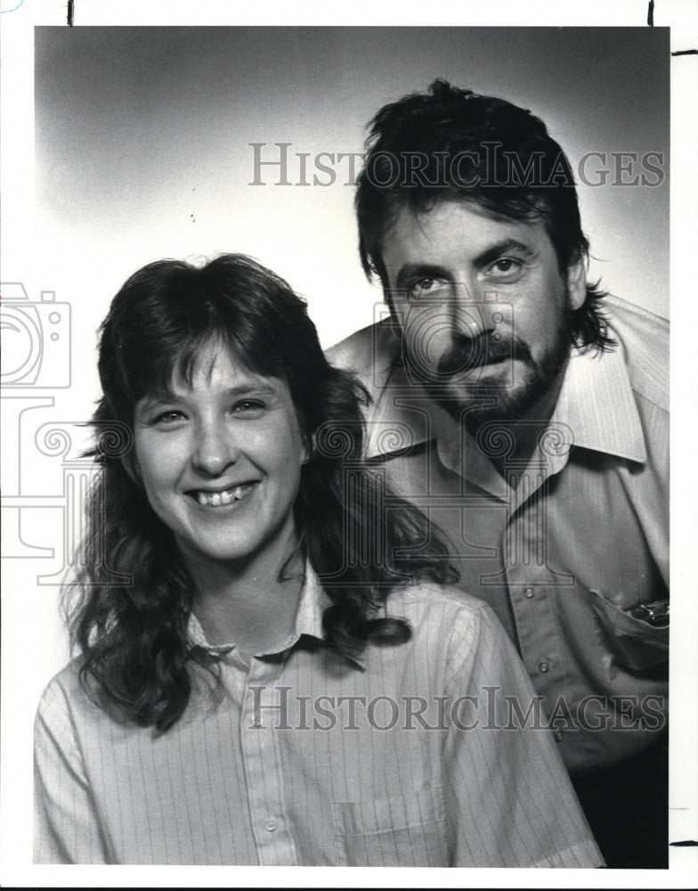 1987 Press Photo Keri &amp; Lee Gortz, husband a wife artist conducting an Art Show - Historic Images