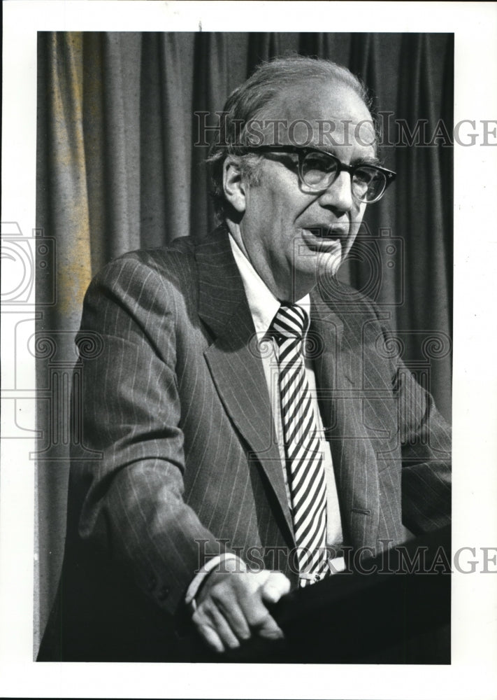 1985 Press Photo Robert Ginn speaking at City Club.- Historic Images