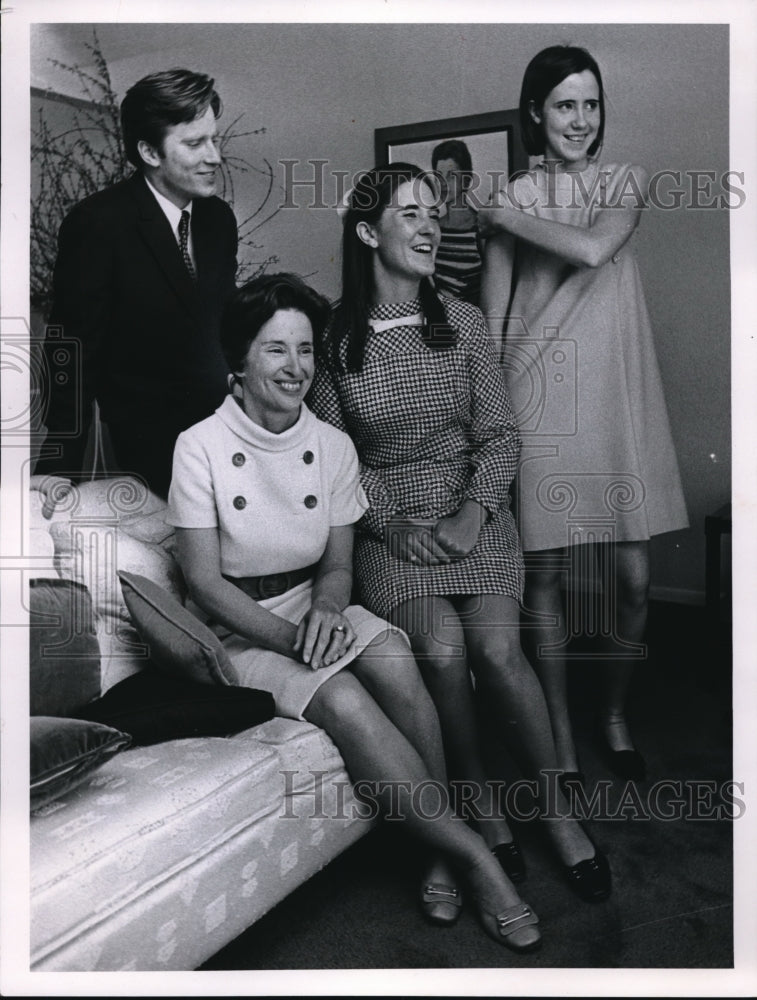 1968 Press Photo Mrs. John J. Giligan and her Three Children.- Historic Images