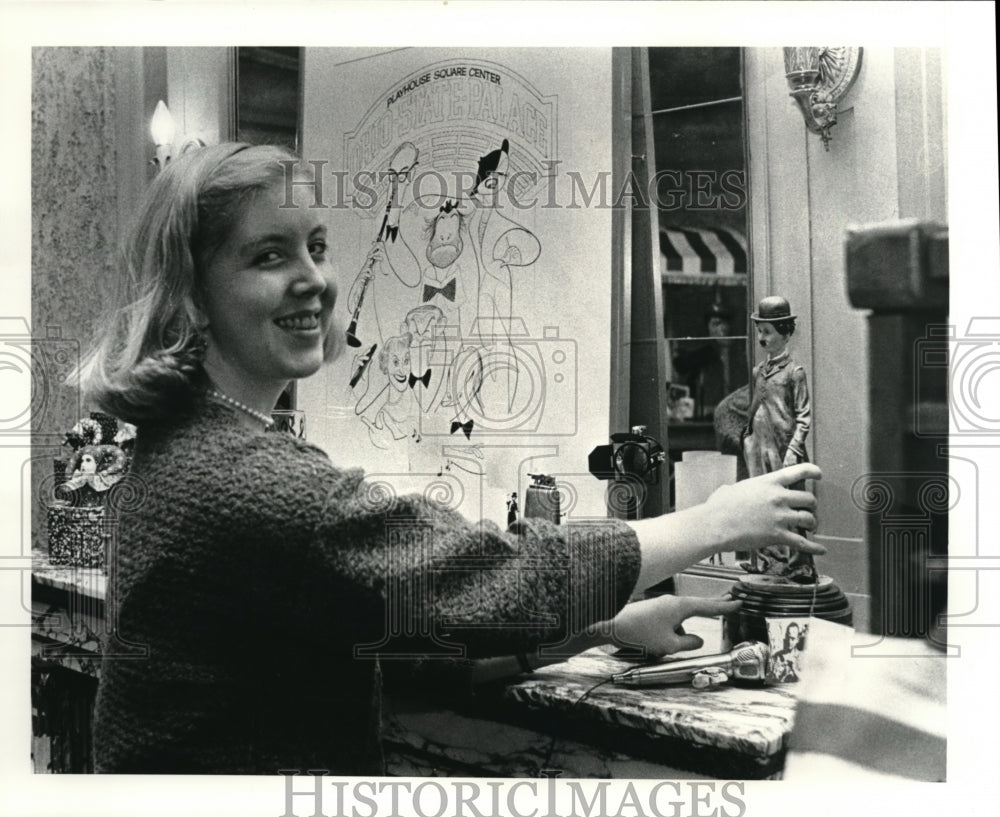 1984 Press Photo Beth Gotschall &amp; Chaplin Sculpture - Historic Images