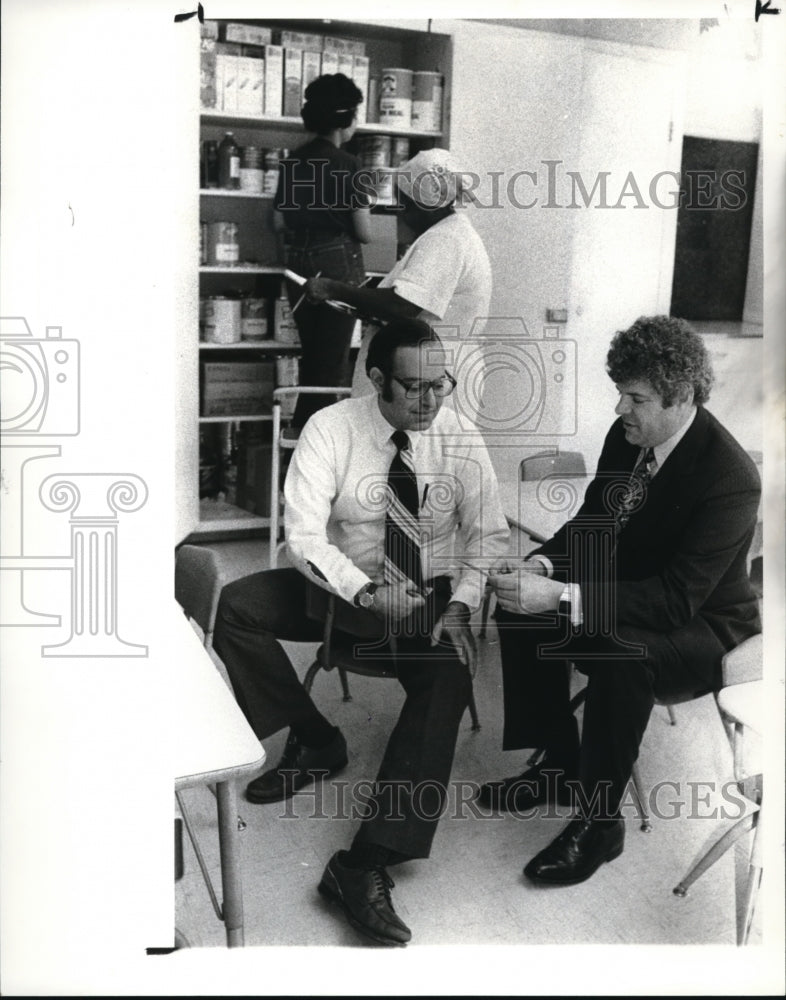 1982 Press Photo Jim Fraser, Pres of Kanex Co. donates for food for West Side- Historic Images