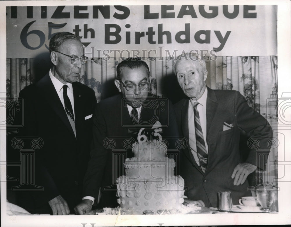 1952 Press Photo Ben D.Zevin of the Citizens League blows his birthday Candles- Historic Images