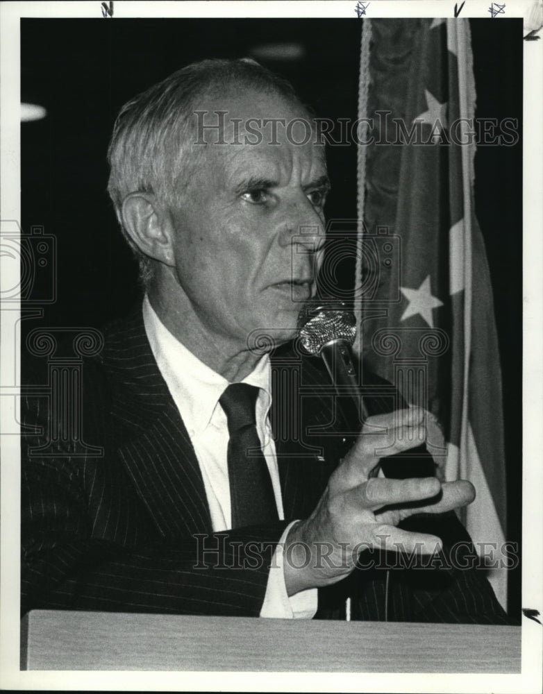 1986 Press Photo George Fabe at Hearing on Demise of Abstract Title Company