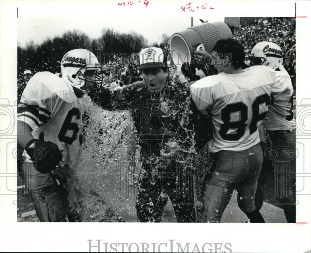 1991 Press Photo Lake Catholic coach John Gibbons, gets a drenching from players- Historic Images