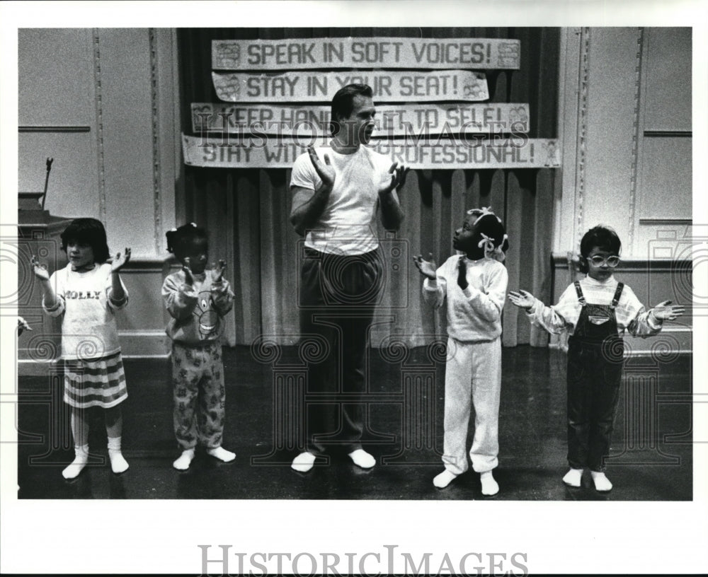 1989 Press Photo Tom Evert Teaching 1st Graders A Dance Class Roxboro Elementary- Historic Images