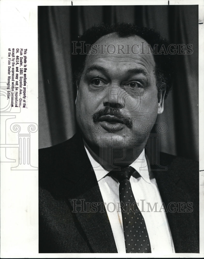 1988 Press Photo Dr. Ellison speaking at the city club Holthouse- Historic Images