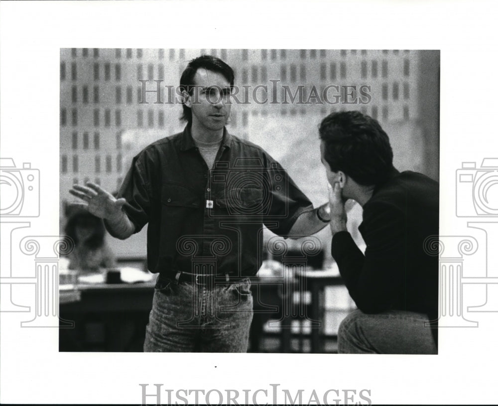 1989 Press Photo Director David Esbjornson give some criticism during a rehearsa- Historic Images