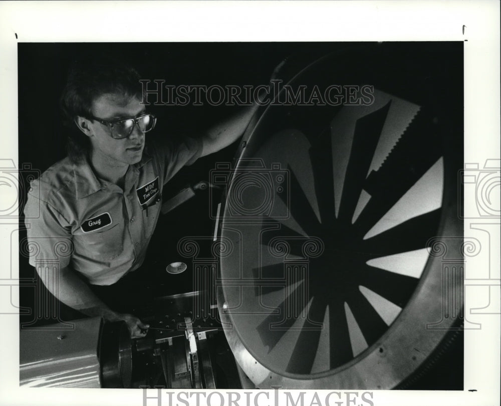 1991 Press Photo Greg Eldridge of North Royalton, a mold maker for MDF Tool - Historic Images