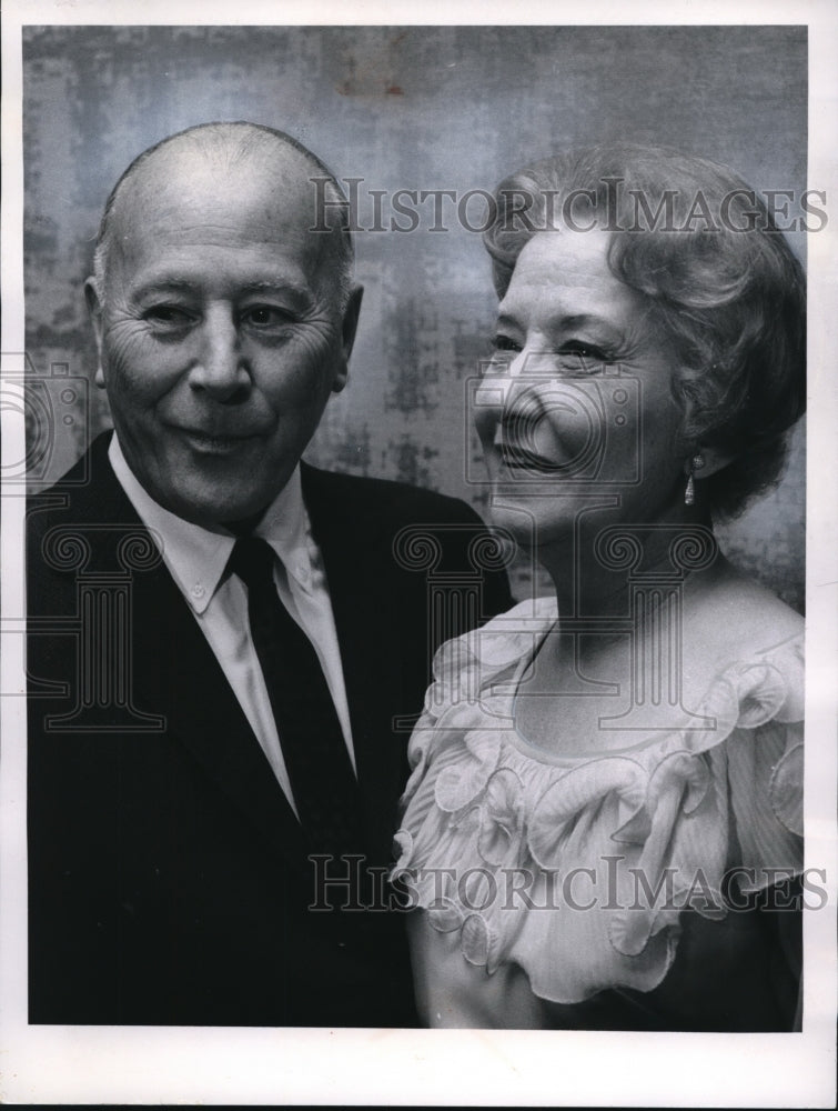 1967 Press Photo Mr. and Mrs. Carlyle W. Evans Bd. Chairman of Gray Drug Stores - Historic Images