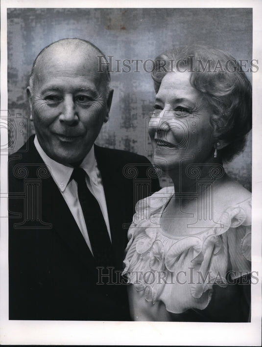 1967 Press Photo Mr. and Mrs. Carlyle W. Evans Bd. Chairman of Gray Drug Stores - Historic Images