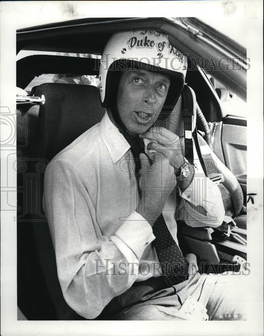 1984 Press Photo Britain's Duke of Kent tightens his crash helmet - Historic Images