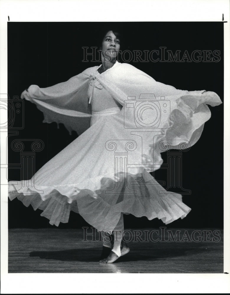 1992 Press Photo Edna Duffy and liturgical Dancers rehearse at Regina High- Historic Images