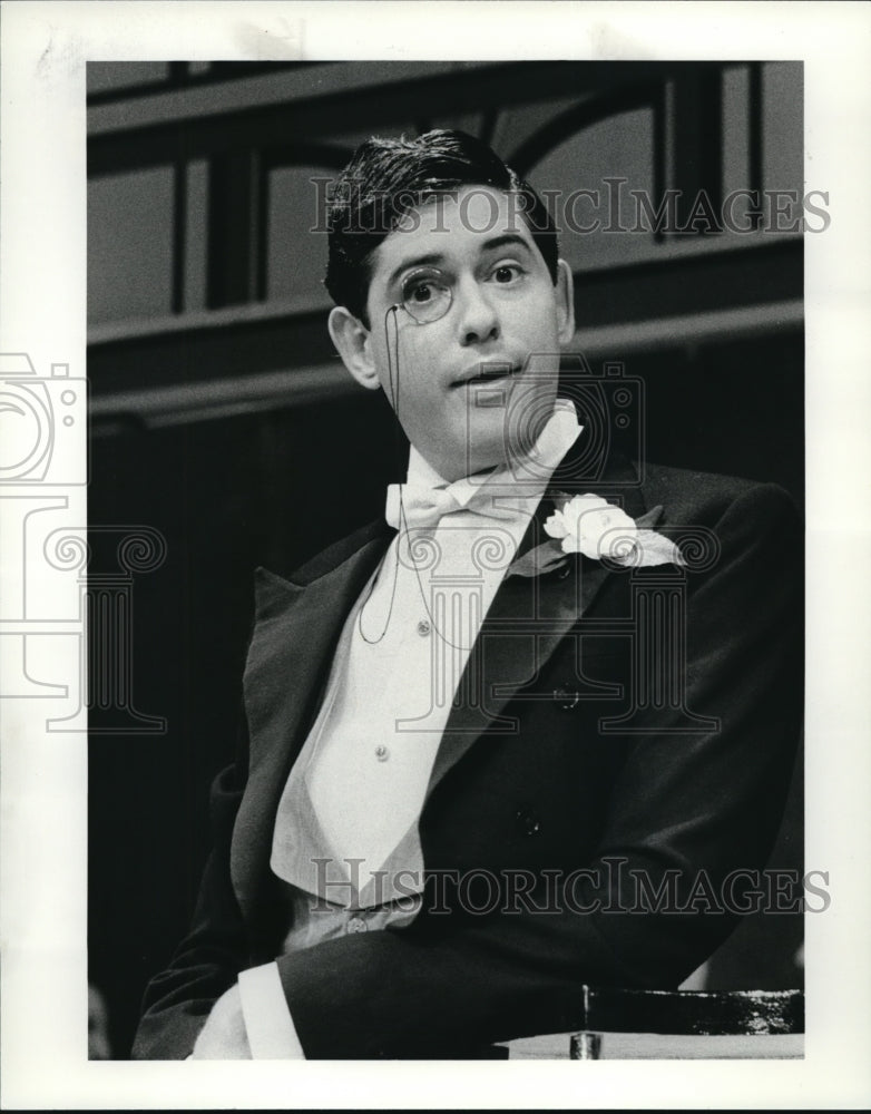 1984 Press Photo Edward Duke playing in one man show, Jeeves Takes charge at GLS- Historic Images