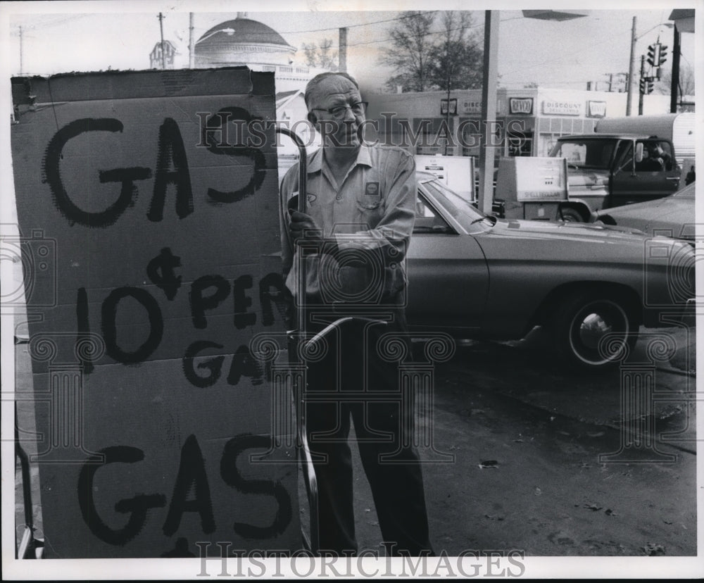 1974 Press Photo William Gallagher selling gas for 10 cents a gallon- Historic Images