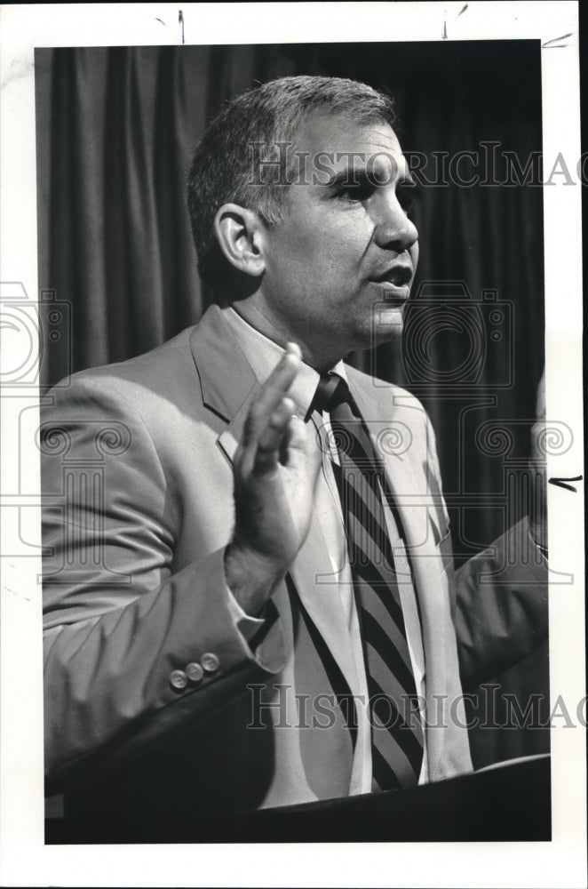 1986 Press Photo Joseph R. Garcia at City Club- Historic Images