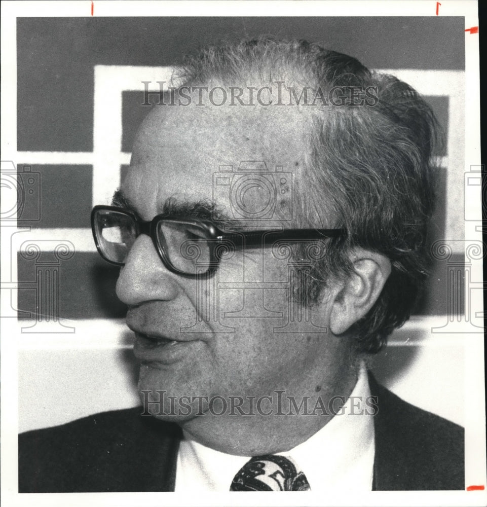 1980 Press Photo Robert M. Ginn Pres of CEI speaks to analysts Miday Club- Historic Images