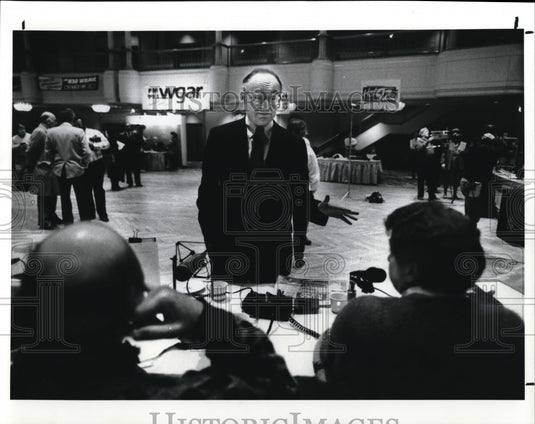 1990 Press Photo Radio for a Drug-Free Cleveland simulcast from the Grand Ball - Historic Images